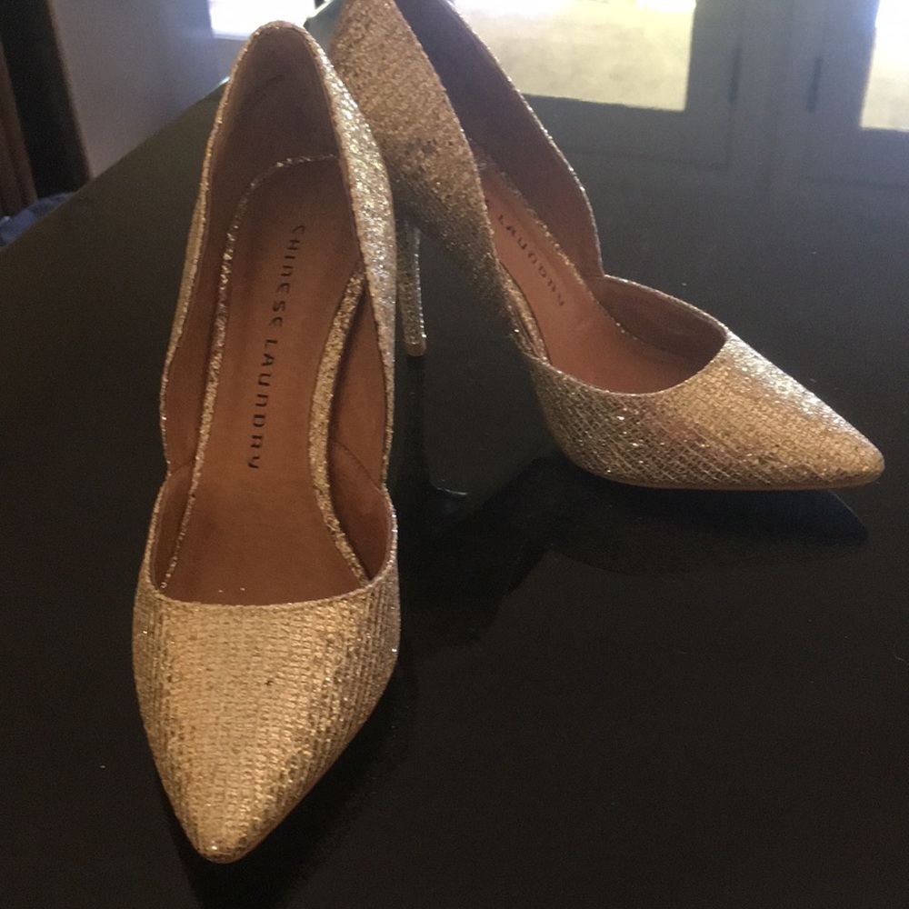 Women’s size 7 Gold mettalic 5” pumps